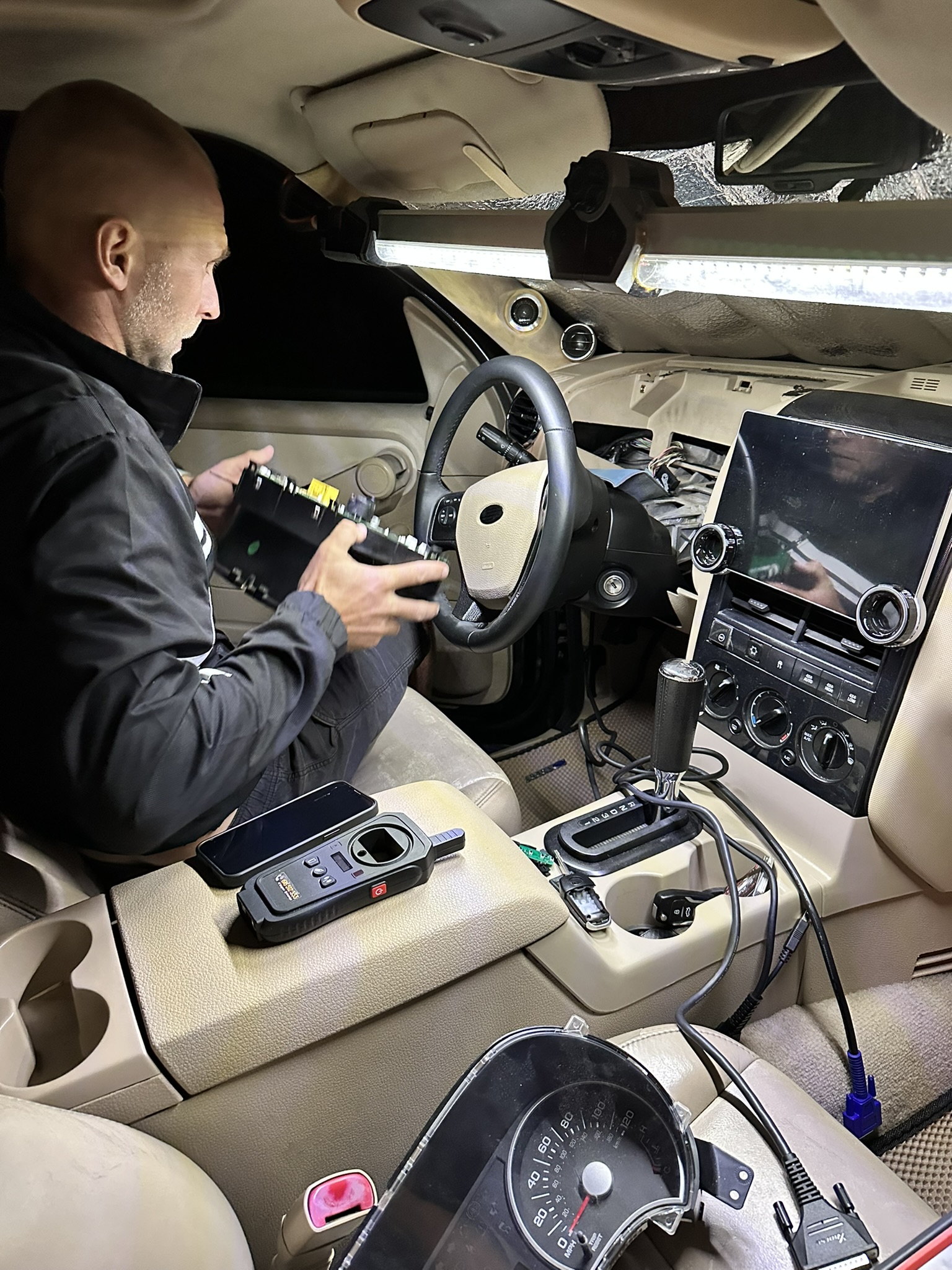 Tecnico con equipos de diagnostico en Land Rover