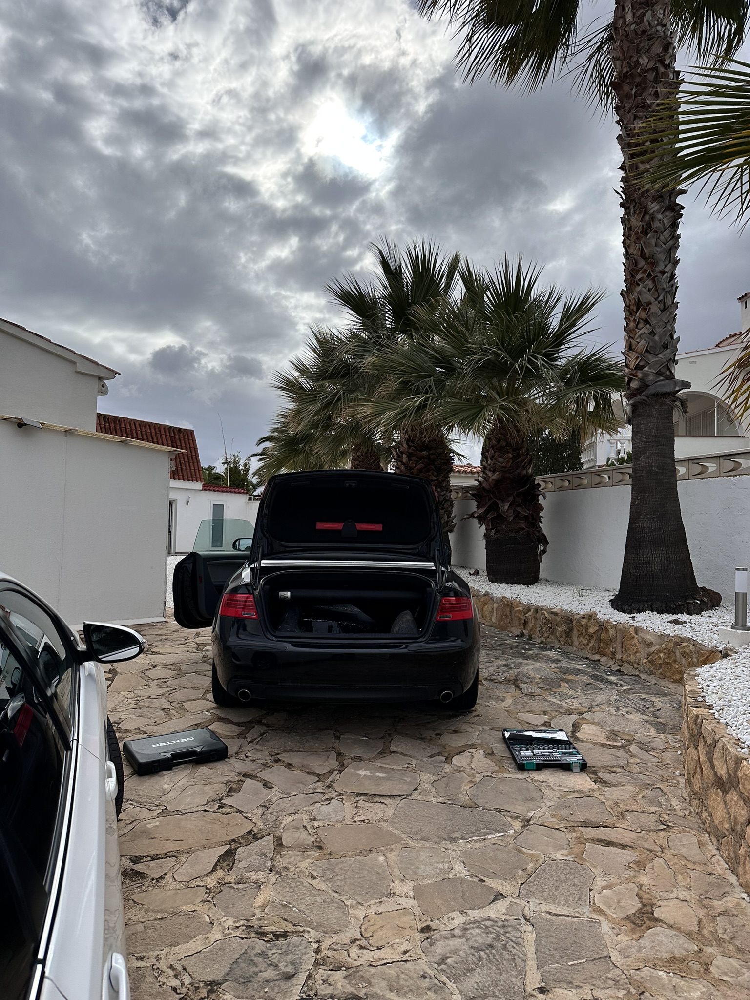 Coche en casa con palmeras — Costa Blanca