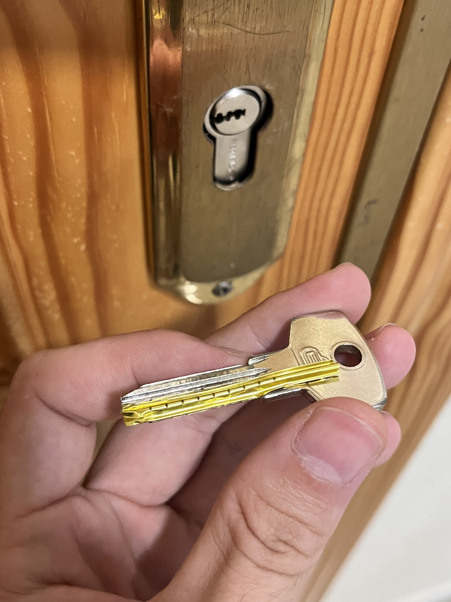 Llave dorada junto a cerradura de puerta