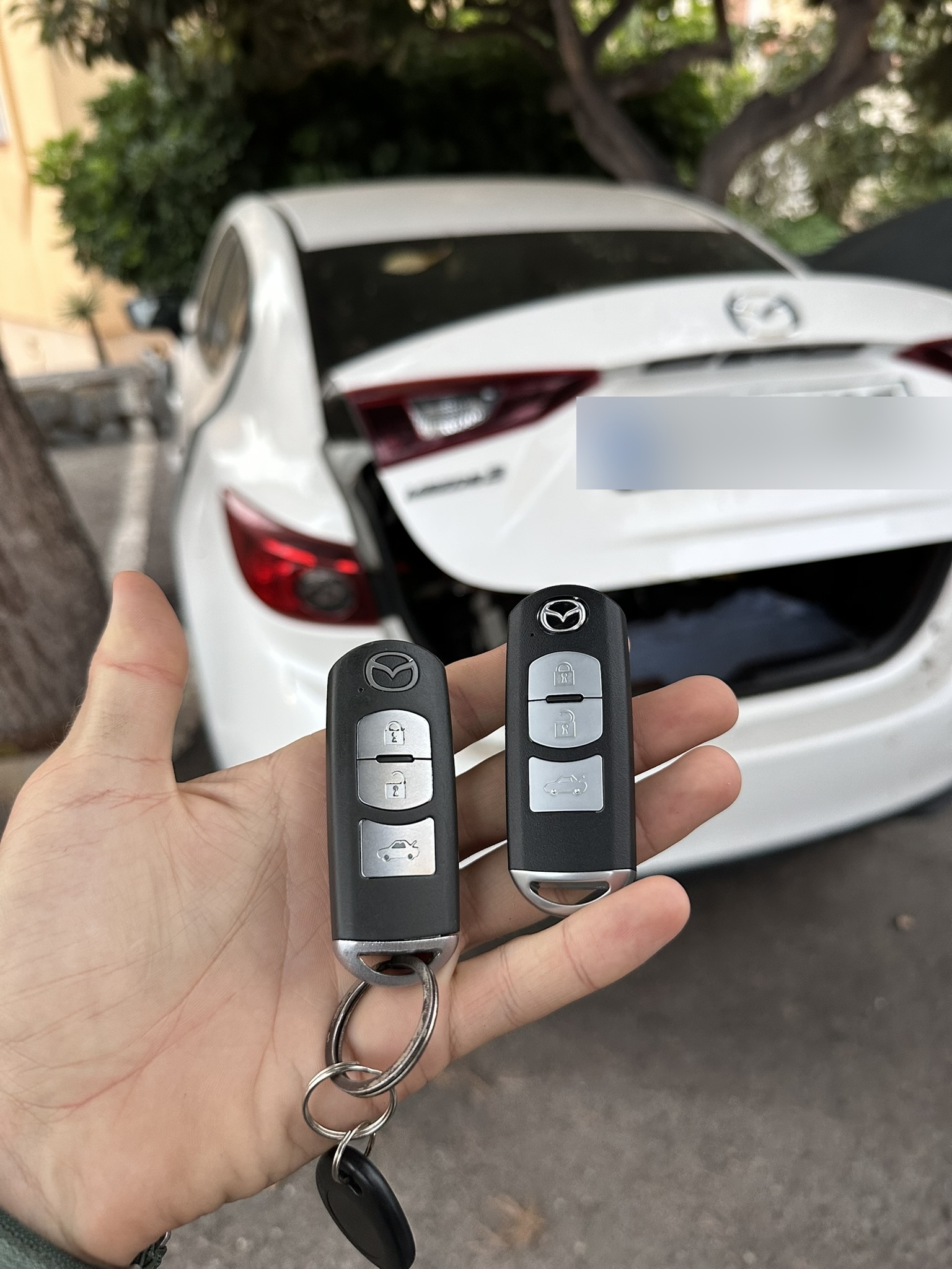 Llaves Mazda duplicadas junto al coche