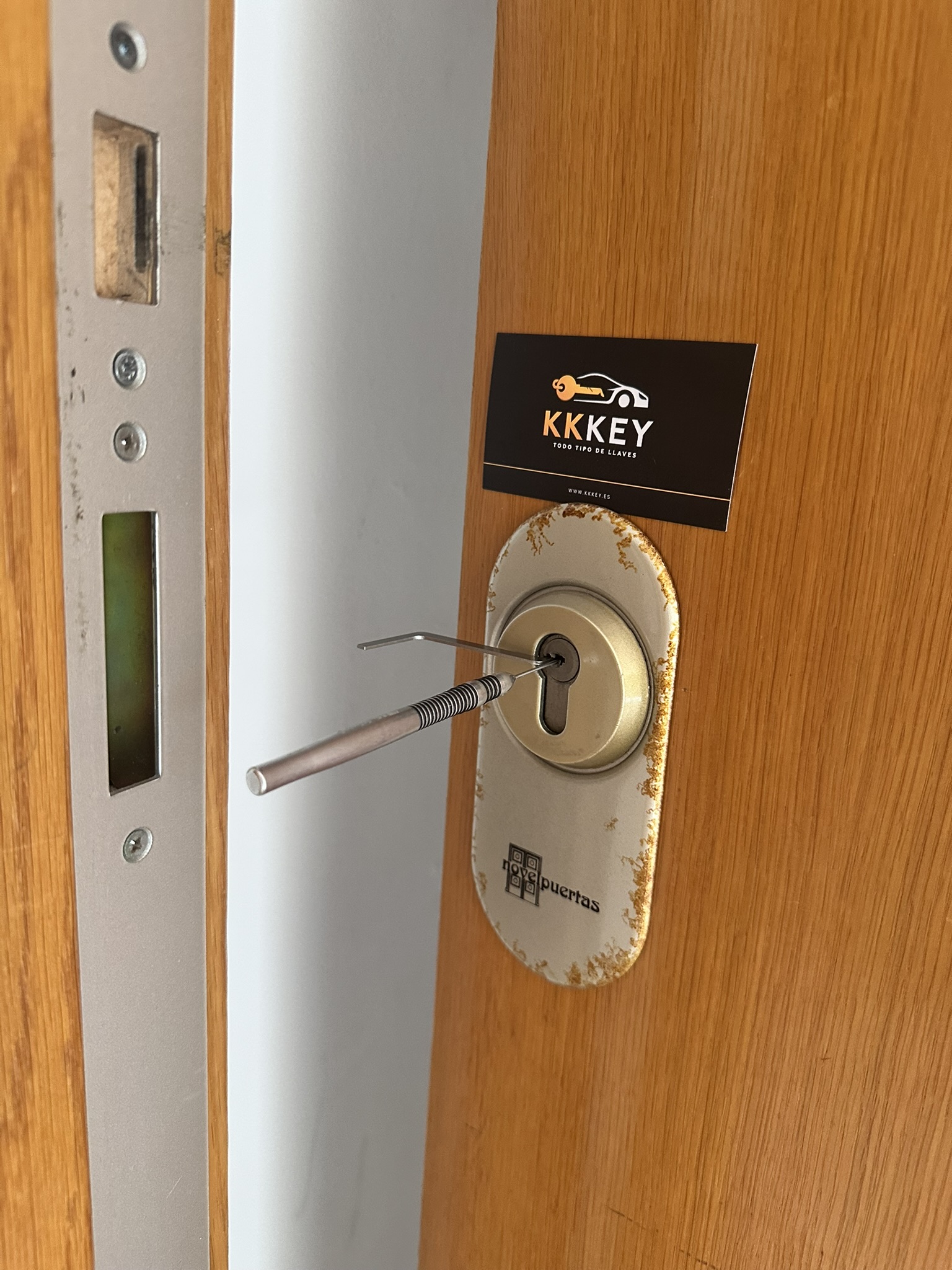 Cerradura de puerta con herramienta KKKEY