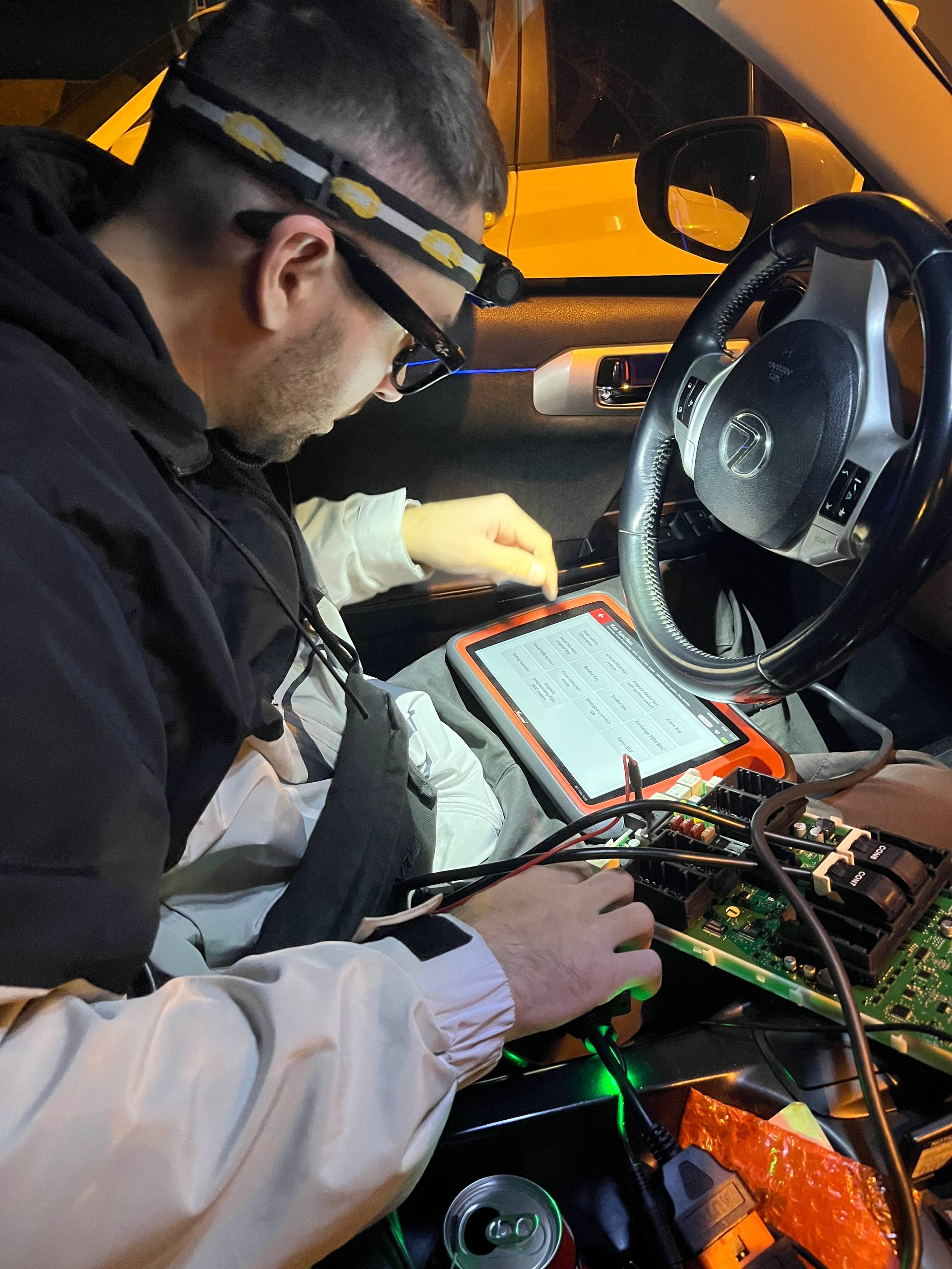 Tecnico trabajando de noche con placa y scanner