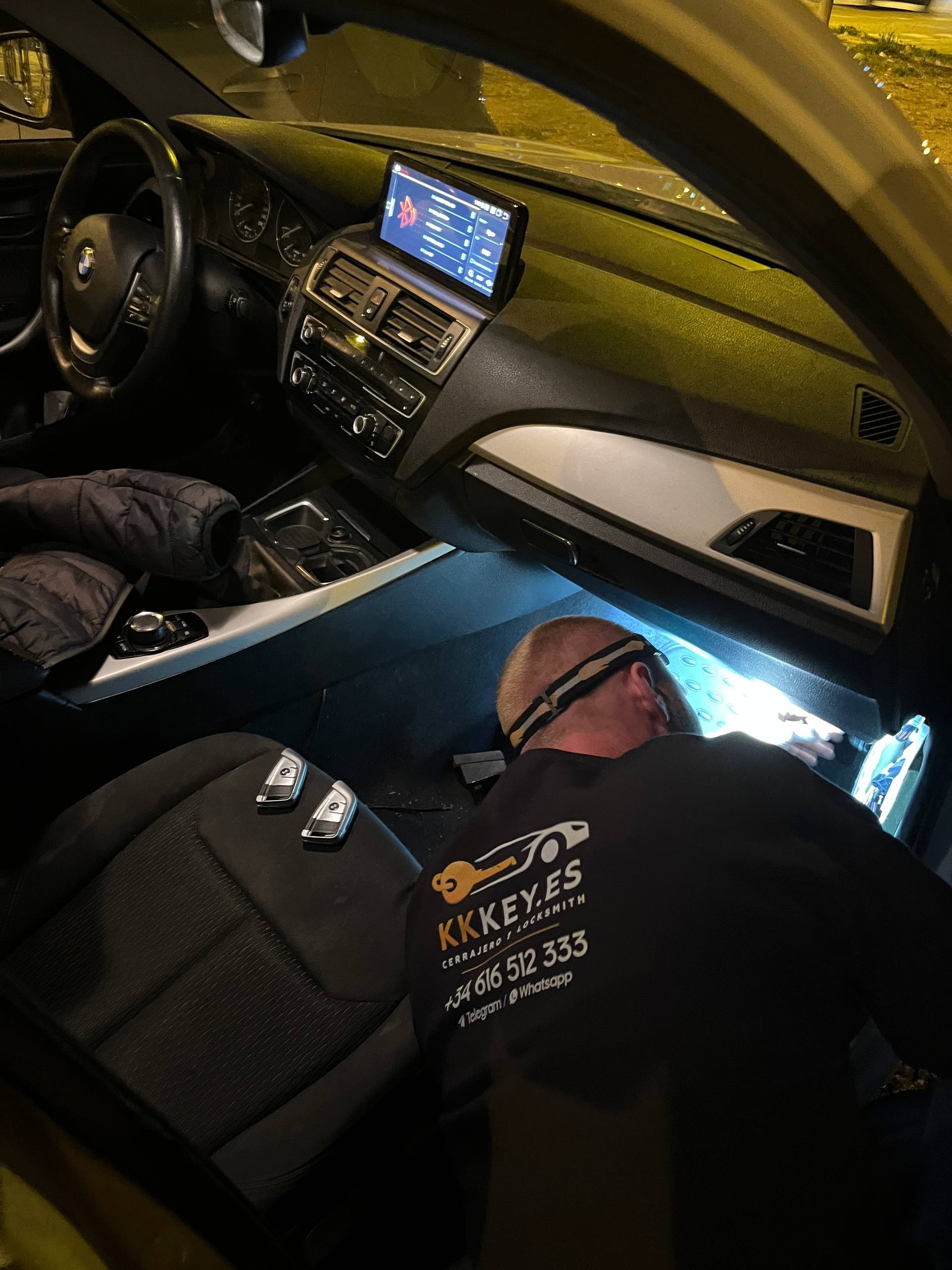 Cerrajero KKKEY trabajando de noche en BMW